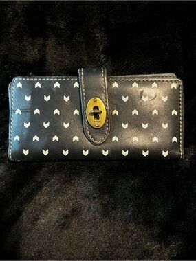 Fossil Black Wallet with White Arrow Print and Gold Turn-Lock